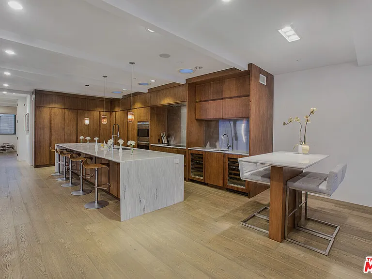 2105 E Balboa Blvd — Photo 16