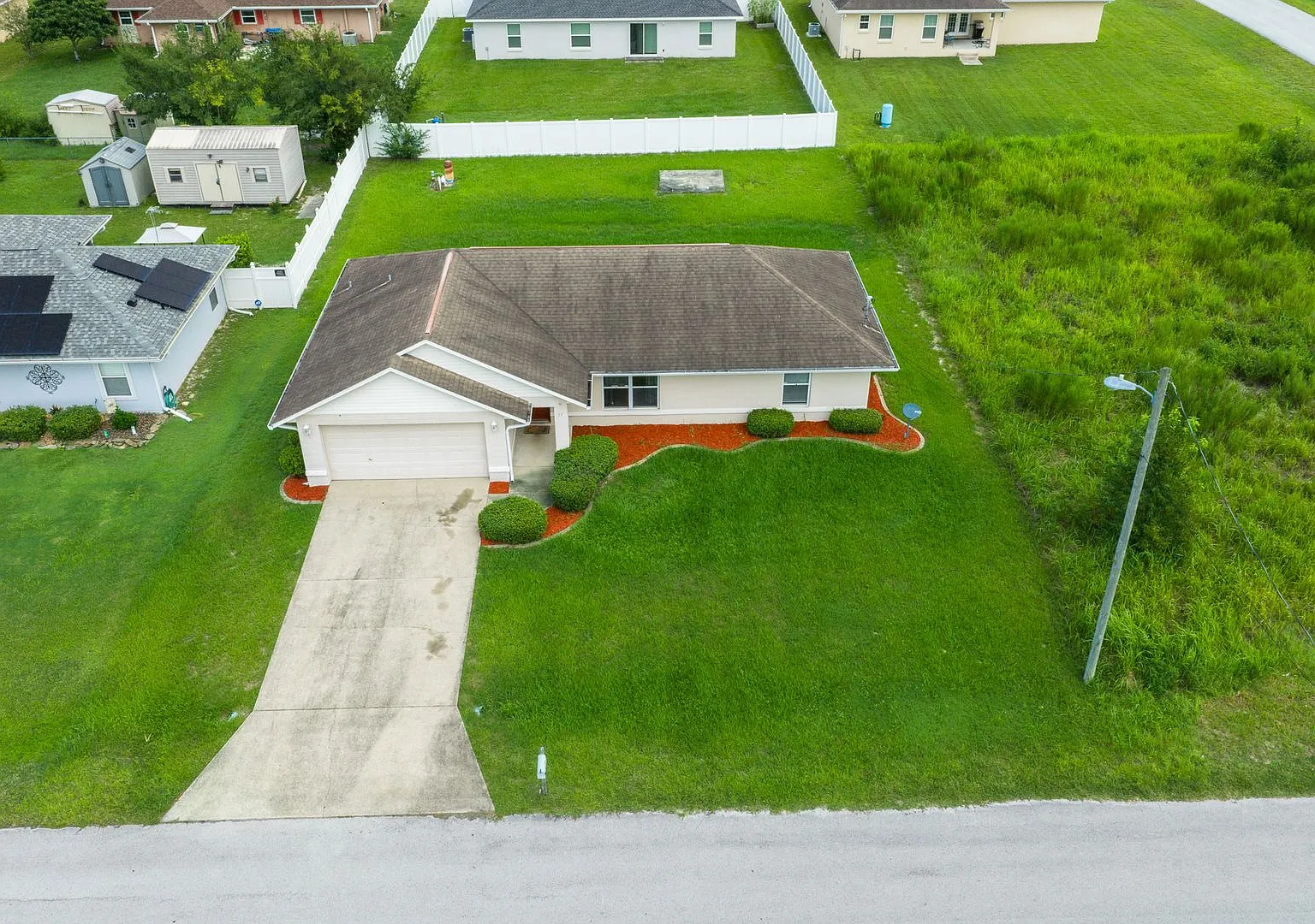 3/2/2 Beautiful Home with Spacious Backyard in Southeast Ocala — Photo 3