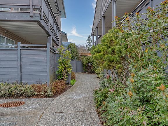 4th image of 689 Park Rd #20