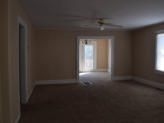 5th image of 136 Sunrise Ave