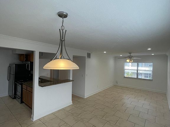 5th image of 2811 W Horatio St