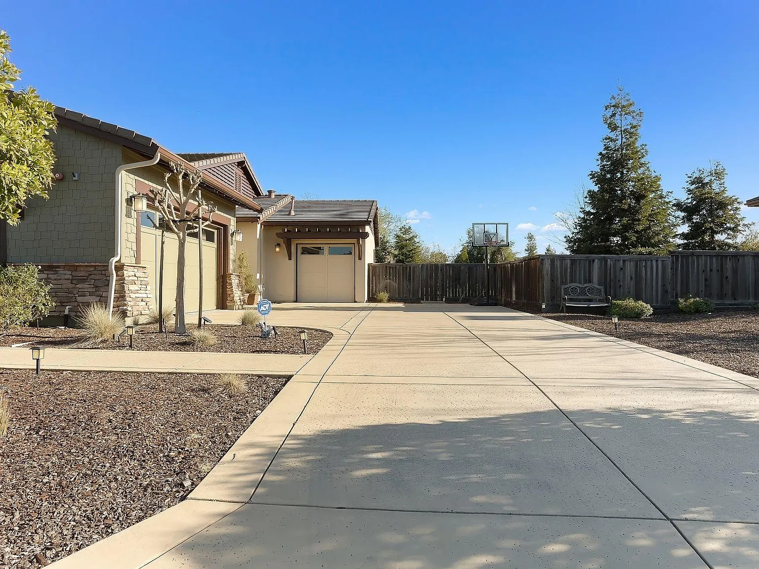 4 bed, 3.5 bath, 3440 sqft, $7,400 — Photo 3