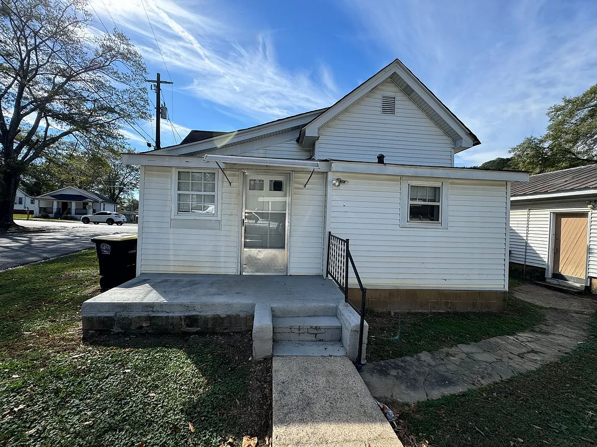 Building Photo - 208 N Ave NE