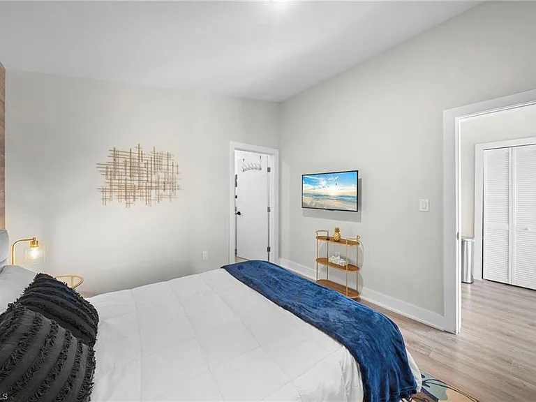 3260 Woodside Ave — Photo 20