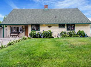 114 Bobolink Ln, Levittown, NY 11756