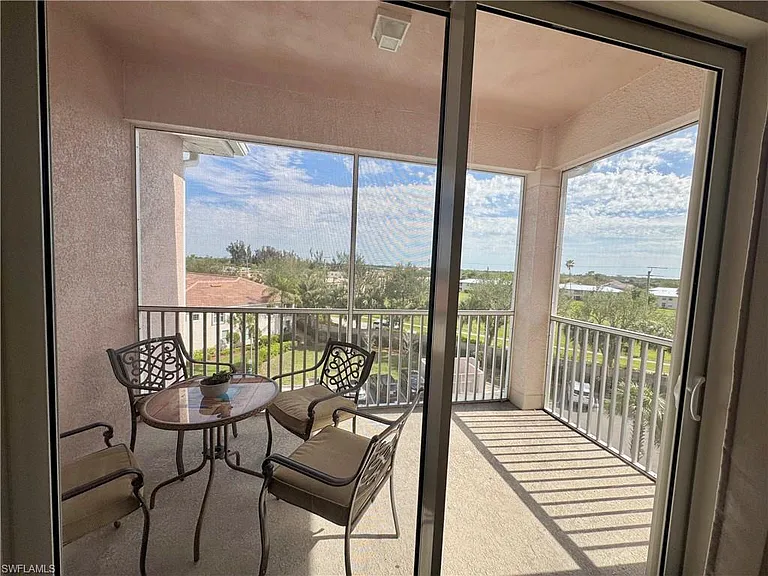 15901 Royal Pointe Ln #405 — Photo 8