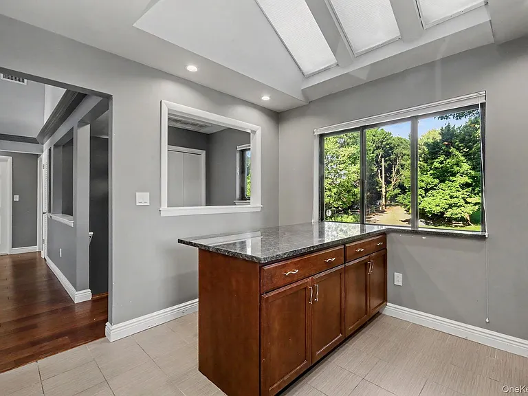 212 Old Farm Ln — Photo 8