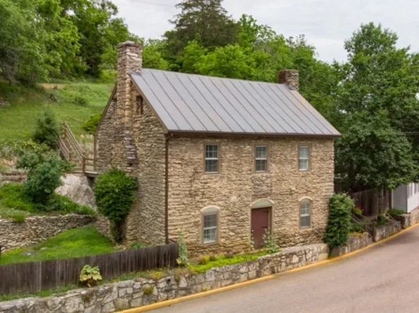 8 N Main St, Lexington, VA 24450