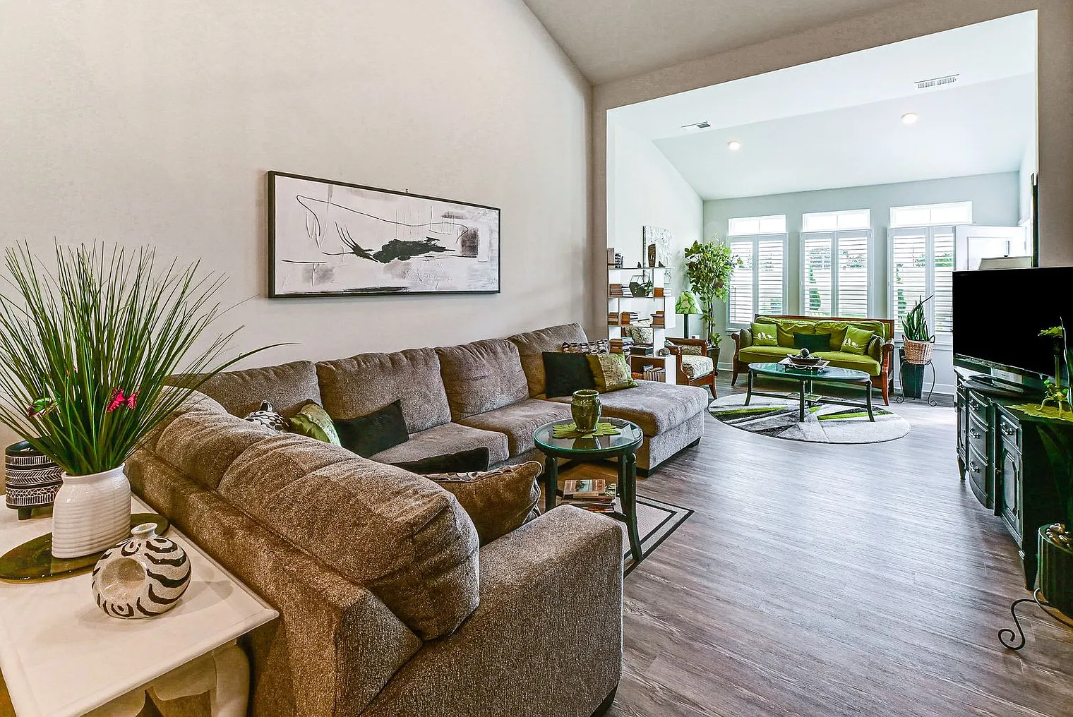 2 bed, 1.0 bath, 1194 sqft, $2,247 — Photo 2
