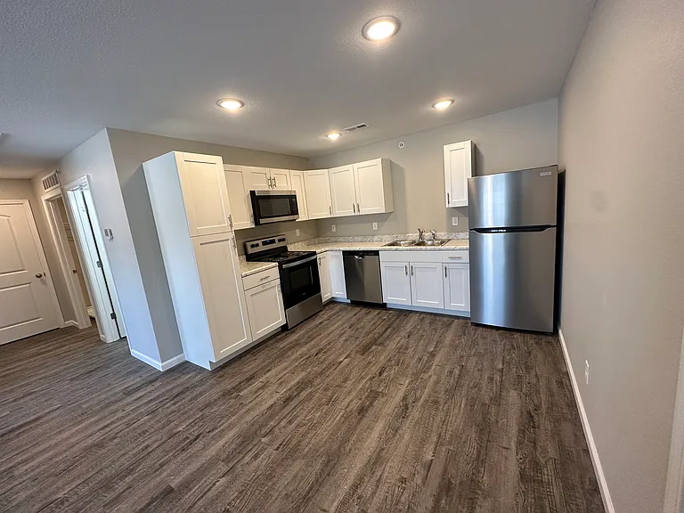 1 Hundred West Apartments — Photo 11