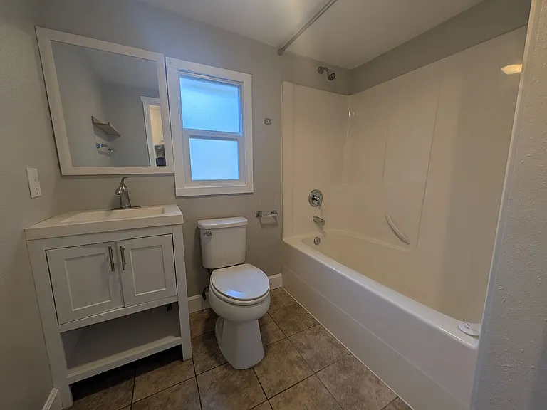 133 Marion Ave N — Photo 11