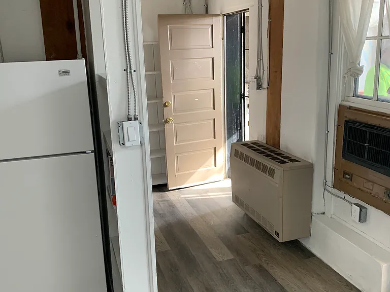 Updated Studio in EDO - Vaulted Ceiling, Great Natural Light — Photo 6