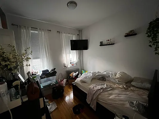 Rented by Salon Realty Corp | media 9