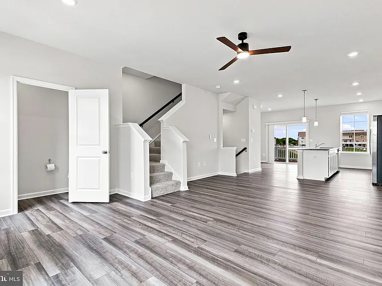417 Seeback Dr — Photo 37