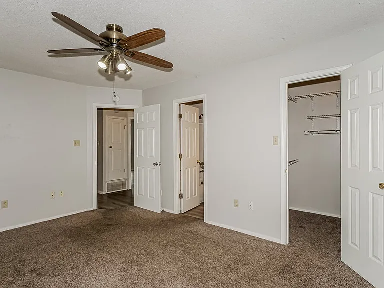 6935 Amanda Dr N — Photo 8