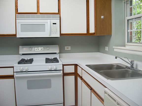 5th image of 3857 N Harlem Ave APT 303A