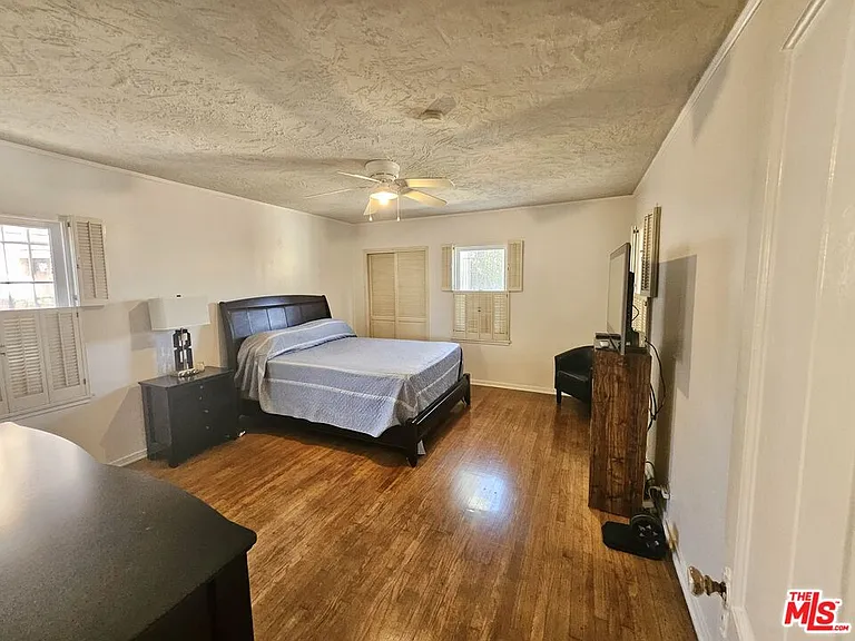 2211 W 78th Pl — Photo 26