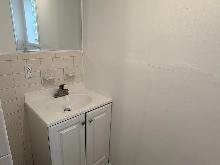 24 N Vermont Ave #5 — Photo 9