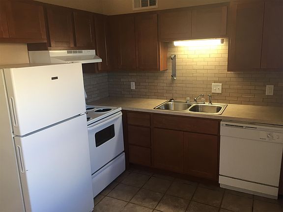 3rd image of 915 Drake Dr