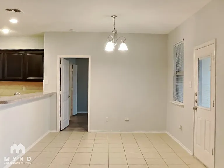 414 Jasmine Cir — Photo 8