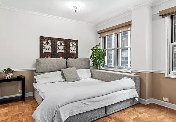 4th image of 77 W 55th St APT 8D