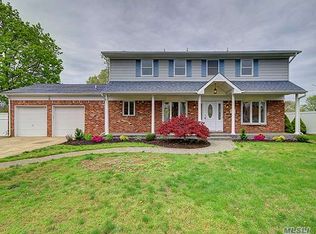 10 Waters Edge Ct, Babylon, NY 11702