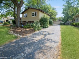685 Renee Dr, South Elgin, IL 60177