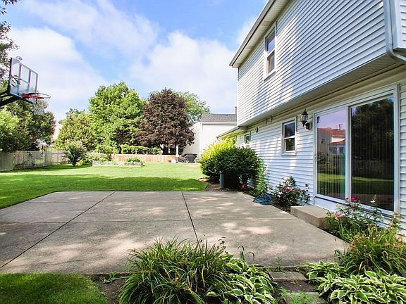 3rd image of 920 Chaucer Way