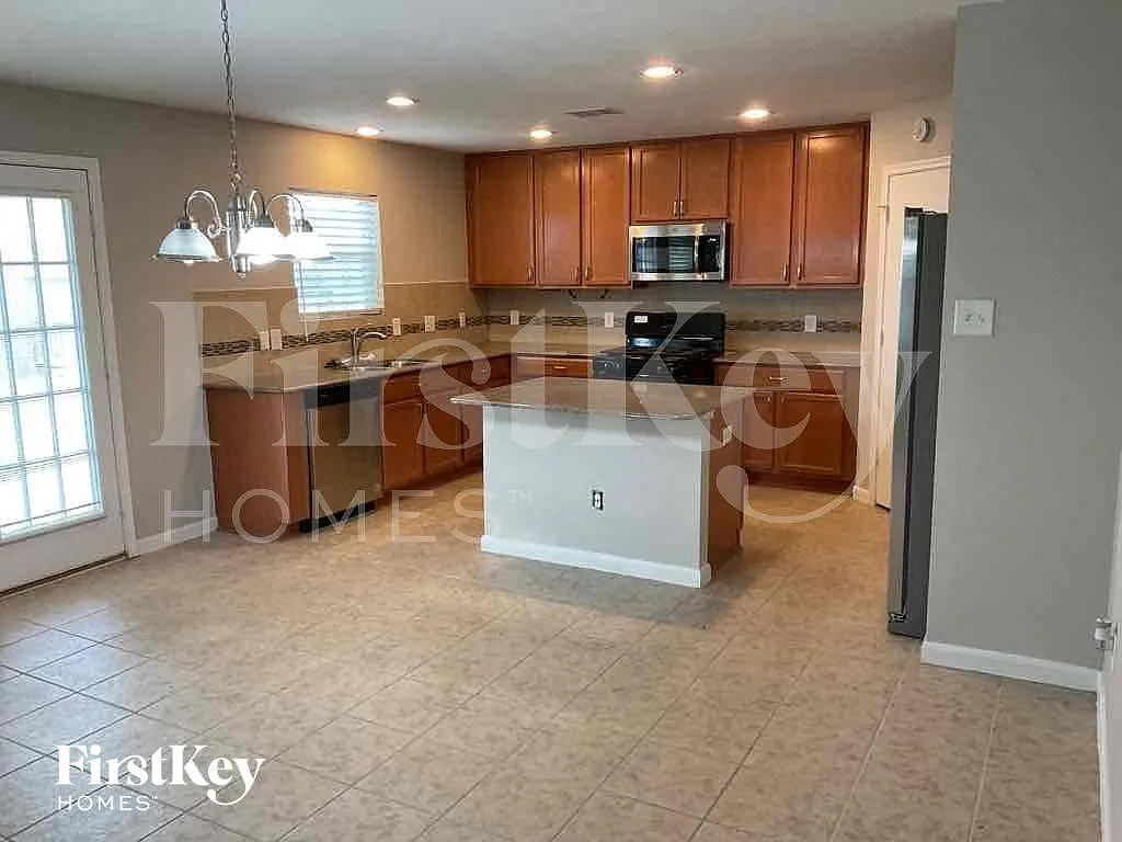 3 bed, 2.0 bath, 1925 sqft, $2,075 — Photo 4