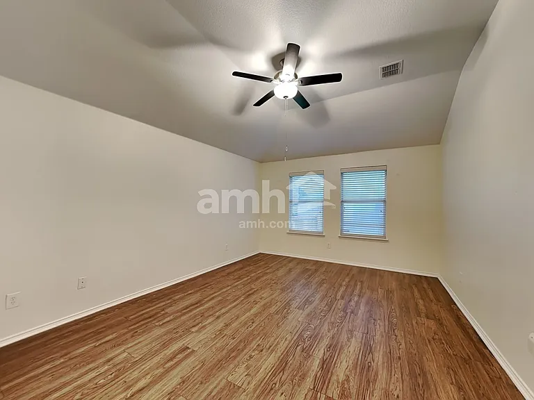 1036 Cove Hollow Dr — Photo 12