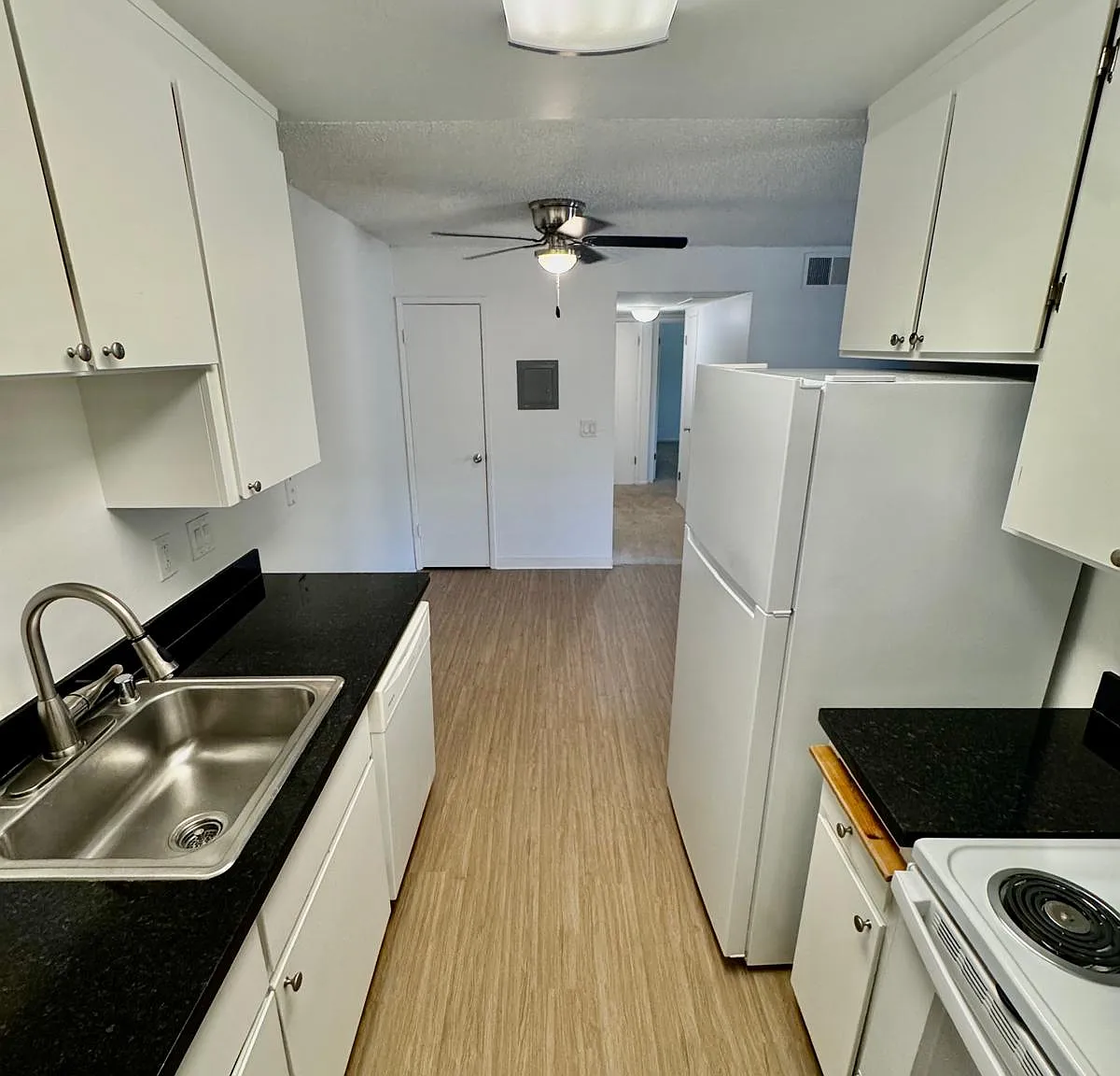 Spacious 2BR/1.5BA in Novato | Parking Included | Pet Friendly — Photo 1