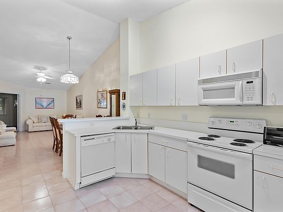 4th image of 743 NW 42nd Place