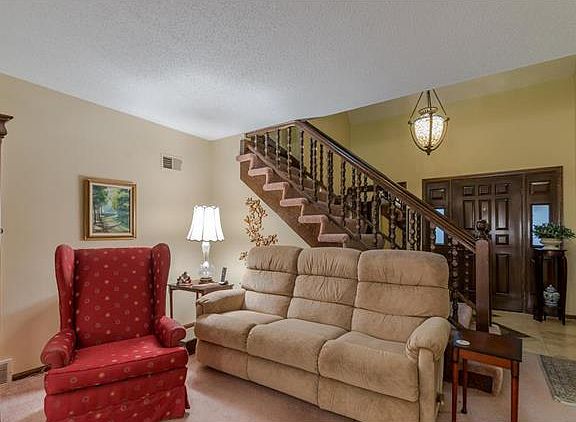 5th image of 66 Woodbridge Ln