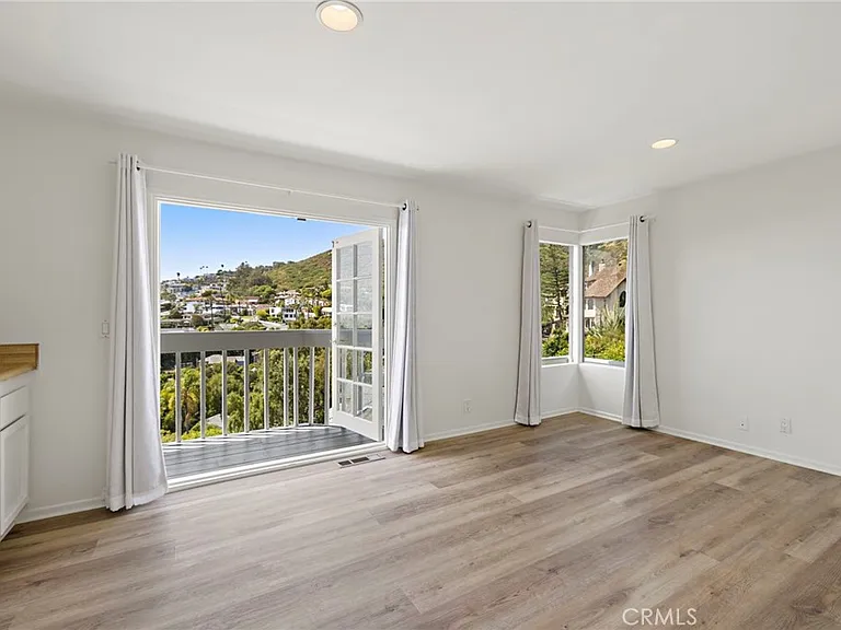 665 Temple Hills Dr — Photo 11
