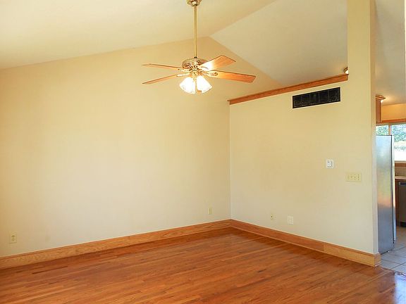 2nd image of 323 Oak St