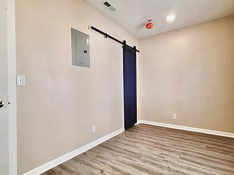 315 W 3rd St #6 — Photo 11
