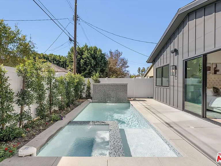 14602 Morrison St — Photo 5