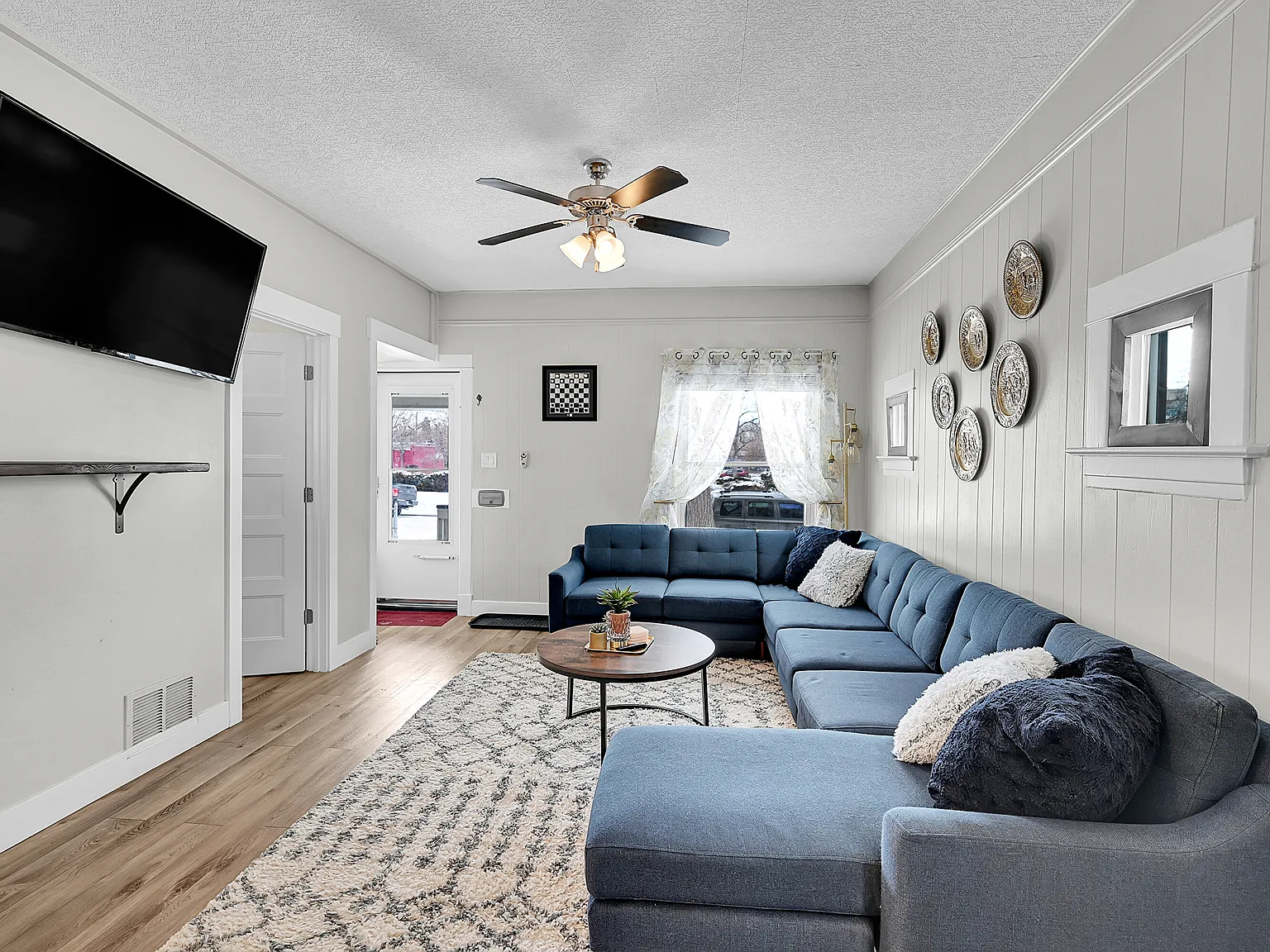 2 bed, 950 sqft, $3,200 — Photo 2