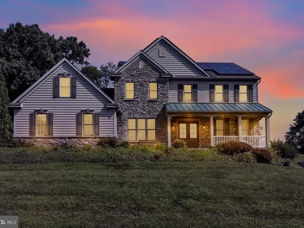 957 Castle Pond Dr, York, PA 17402