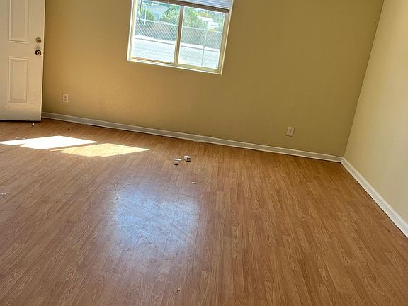 4th image of 44682 Florida Ave
