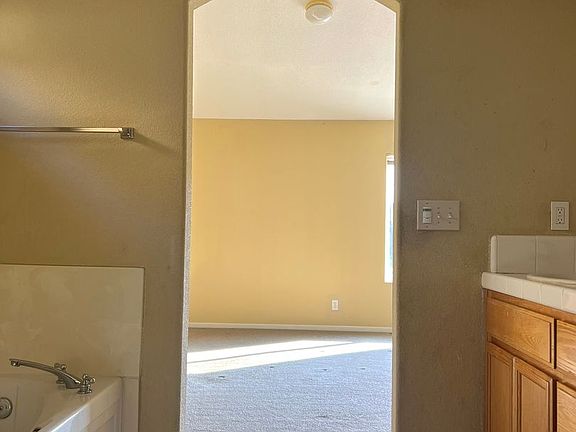 5th image of 633 Langley Ct