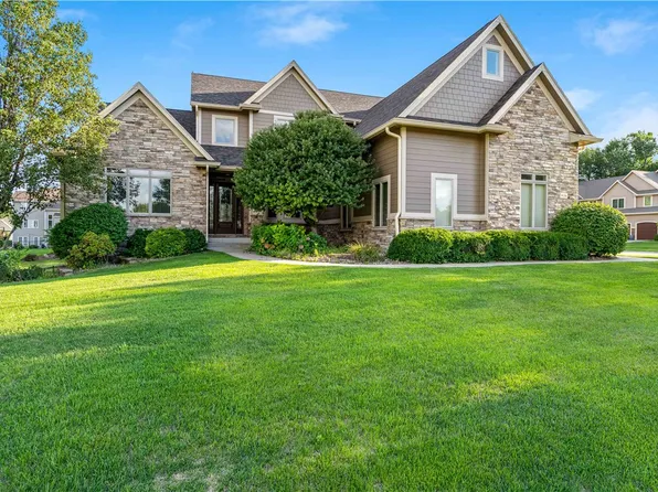 9136 Wooded Point Dr, Johnston, IA 50131