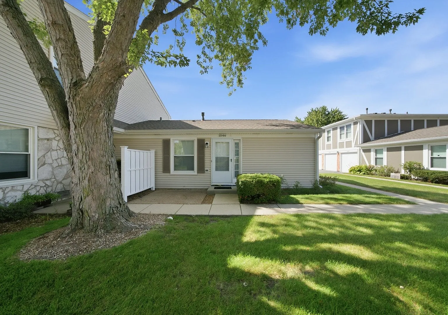2 bed, 1.0 bath, 1000 sqft, $2,300 — Photo 1