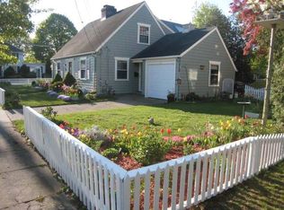 2 Dartmouth Ave, Riverside, RI 02915