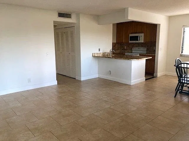 820 Meadows Cir