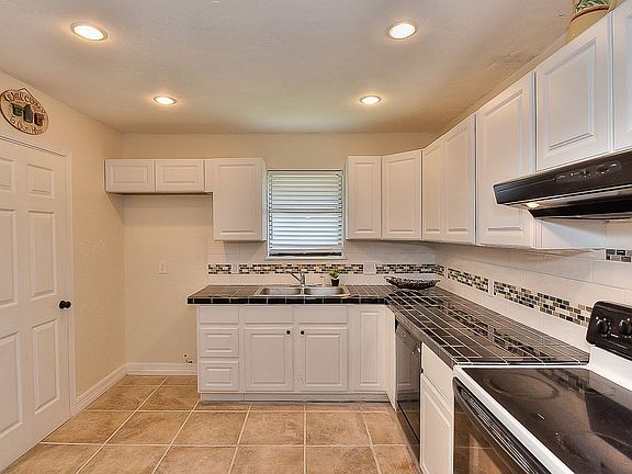 4th image of 1112 Zachary Dr