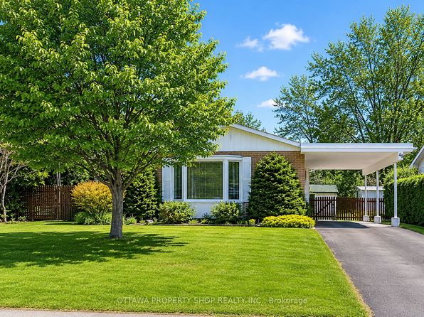 49 Country Ln E, Kanata, ON K2L 1H9