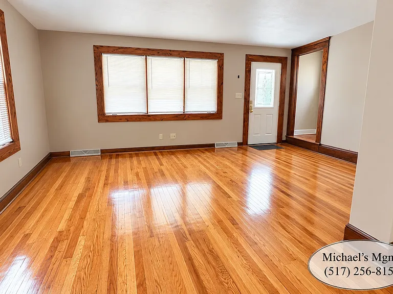 404 Leslie St — Photo 4