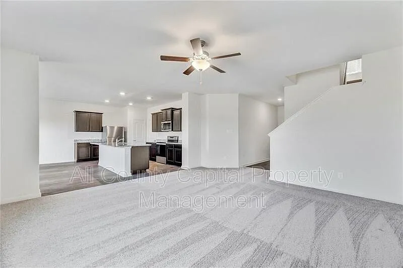 4 bed, 2.5 bath, 2198 sqft, $2,000 — Photo 3