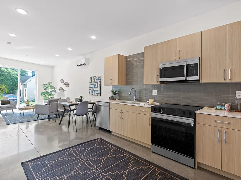 105 E Oldham Ave — Photo 6